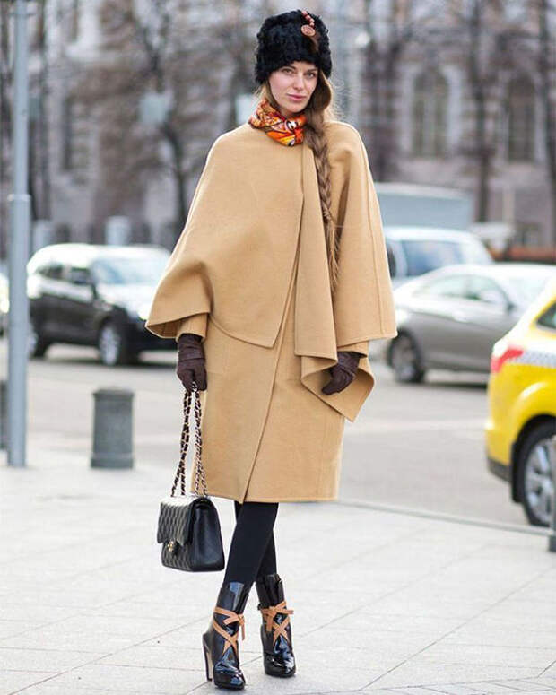 Девушка в пальто с платком и сумкой фото