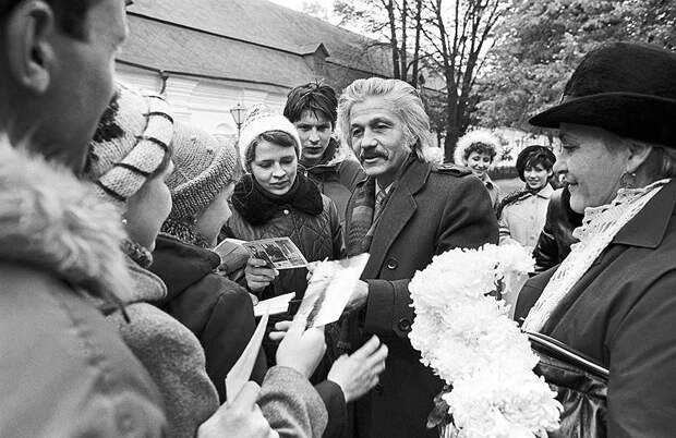 В 1992 году Михай Волонтир неожиданно пропал с экранов. Во-первых, он, как и многие актеры его масштаба, неосмотрительно кинулся в политику. Во-вторых, именно тогда начал усиленно прогрессировать диабет, который был обнаружен у актера еще в семидесятых