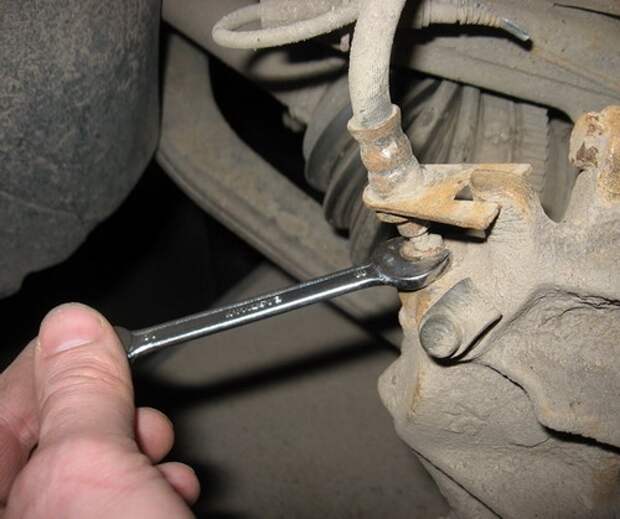Меняем тормозные колодки и суппорта на Peugeot