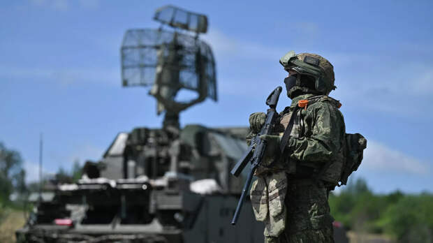 Российский военный у зенитного ракетного комплекса Тор М-1 - РИА Новости, 1920, 28.06.2025