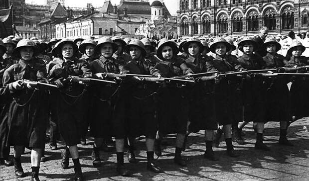 ОСОВИАХИМ Как и многие молодые люди в Советском Союзе того времени, Павличенко была членом ОСОВИАХИМ, военизированной спортивной организации, которая учила молодых людей обращению с оружием. Выполнять поставленные инструкторами нормы было непросто даже парням, но Людмила справлялась с заданиями очень легко. Особенно девушке удавалась стрелковая подготовка: посмотреть на красотку-снайпершу собирались со всего района.