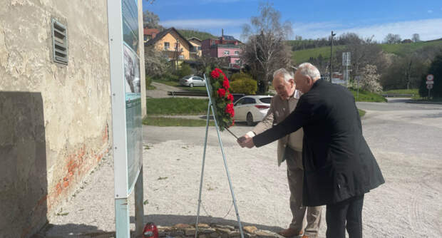 Цветы в память о павших в Мариборе