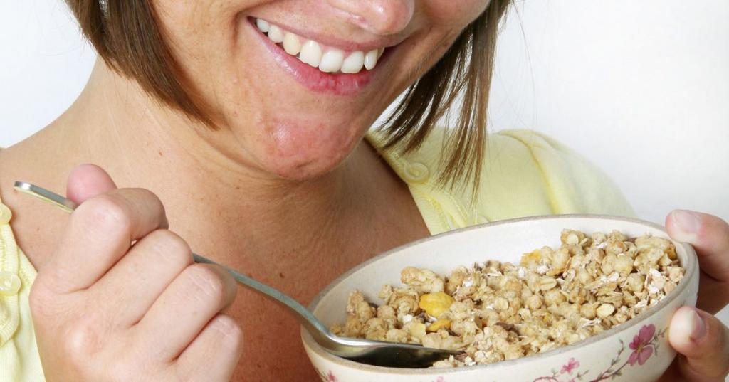 Овсянка больше не будет скучной: 6 простых и вкусных летних рецептов