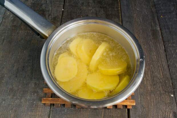 Бросаем картофель и чеснок в кипящую воду
