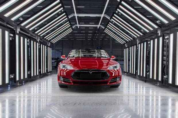Тщательное обследование электрического седана Tesla Model S 2015 (Тесла Модель S 2015) на заводе в Тилбурге, Голландия