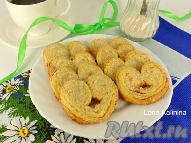 Дать необыкновенно вкусному и интересному печенью "Медвежьи ушки" полностью остыть и можно подавать к чаю.