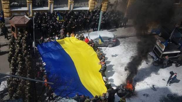 КИЕВ ГОРИТ. МИТИНГУЮЩИЕ ПОД АП ОПРОКИНУЛИ ПРАВООХРАНИТЕЛЕЙ (ФОТО, ВИДЕО) КИЕВ ГОРИТ. МИТИНГУЮЩИЕ ПОД АП ОПРОКИНУЛИ ПРАВООХРАНИТЕЛЕЙ (ФОТО, ВИДЕО)