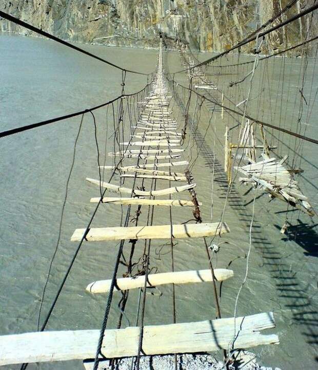 Опасные подвесные мосты (35 фото)