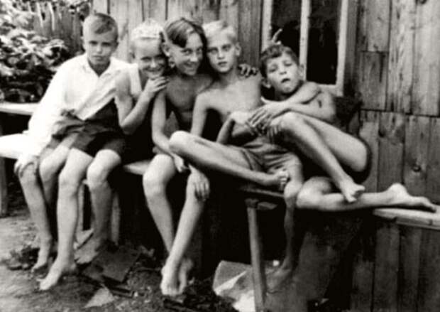 Высоцкий с друзьями на даче в подмосковной Валентиновке, 1953 год