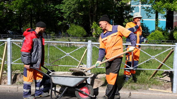 Власти заверили, что мигрантов в Петербурге стало меньше