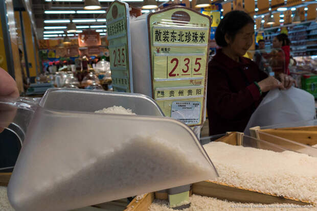 Раз речь уже была про рис, то с него и начнем наши покупки. Цены в Китайских магазинах указываются в юанях за 500 грамм, а для простоты перевода валюты просто прибавляйте ноль. То есть 1 килограмм риса стоит 47 наших, российских рублей. Вполне вмен еда, китай, китайцы, супермаркет