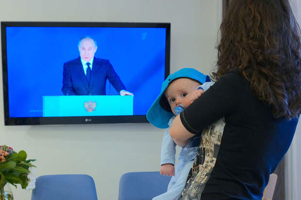 Путин: детсады и группы продленного дня должны учитывать график работы родителей