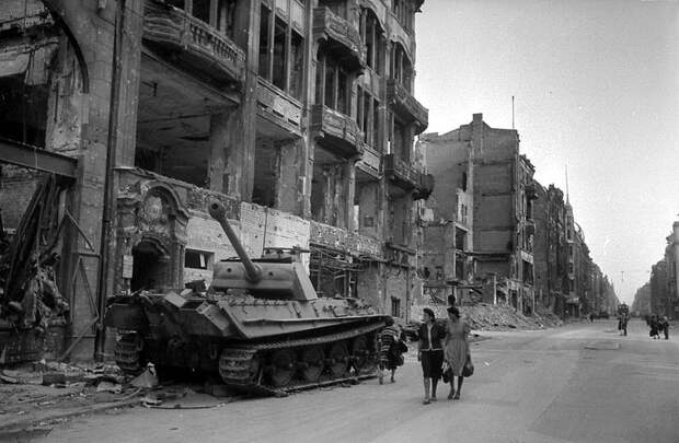 Падение Берлина на фотографиях весны 1945 года (32)