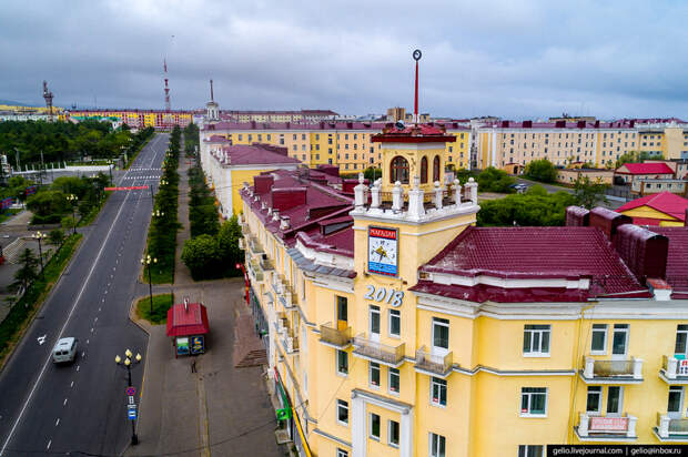 Магадан с высоты: суровый город у моря