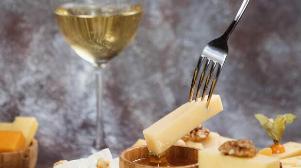 Какие закуски не подходят к вину: ответ Роскачества