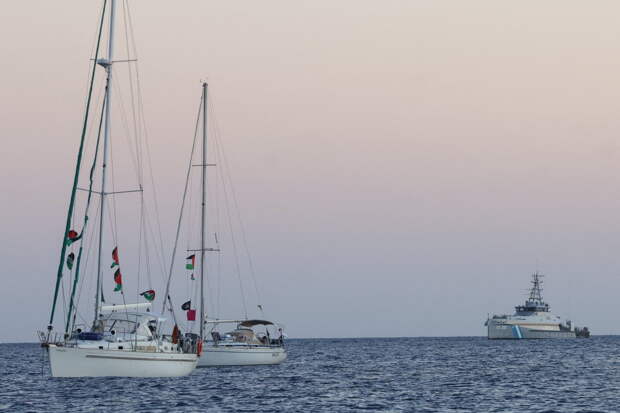 Флотилия с гумпомощью для сектора Газа подала сигнал SOS