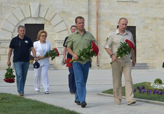 Путин и Медведев в Крыму, 18 августа 2015, иерархия.png