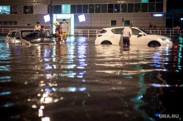 Ливень спровоцировал потоп на парковке