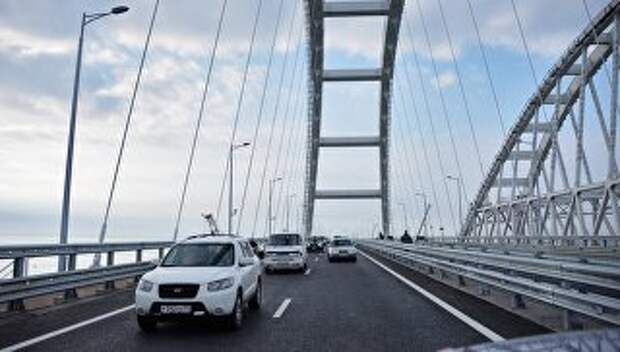 Автомобильное движение по автодорожной части Крымского моста. 16 мая 2018