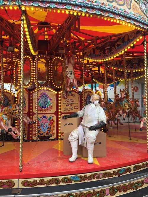 Добро пожаловать в Dismaland, самый мрачный парк аттракционов от Banksy (18 фото)