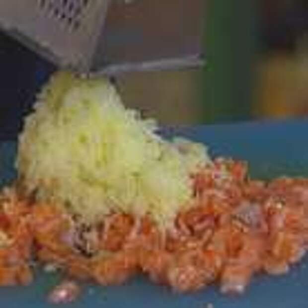Картофель, лук и чеснок натереть на крупной терке.