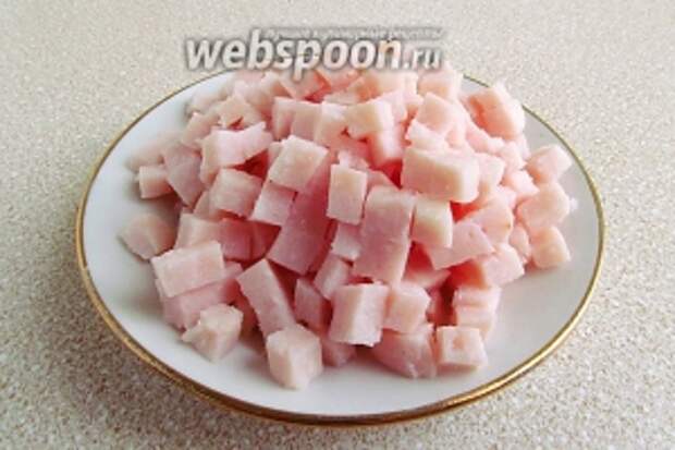 Ветчину нарезать мелкими кубиками.