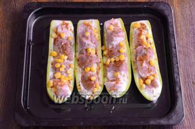Кладём консервированную кукурузу.