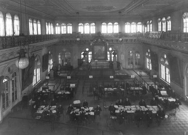 20 марта 1906. Подсчет голосов по выборам выборщиков в Первую Государственную думу в зале Городской думы