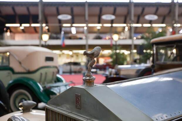 Фотоочет о посещении Бельгийского королевского автоклуба. Часть 2 - Шильдики (20 фото)