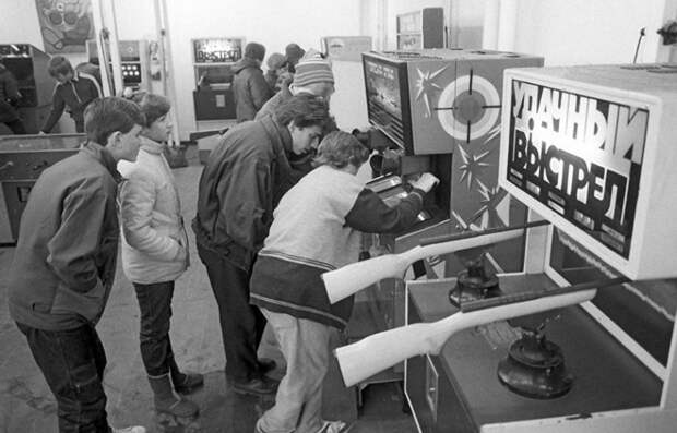 Роль же компьютерных игр выполняли залы игровых автоматов, которые с конца 70-х начали появляться в парках как отдельный аттракцион. За 15 коп. можно было несколько минут пострелять по мишеням, поуправлять самолетом, который пролетал под игрушечными мостами и линиями электропередачи, или стать подводником, обстреливающим суда на рейде. Если бы тогдашние игроманы проводили за автоматами столько же времени, сколько сегодняшние абоненты какого-нибудь Steam (онлайновая игровая платформа), то на это потребовалось бы несколько месячных зарплат.