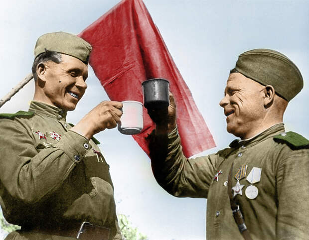 1. Фронтовики пьют за Победу, 1945 год история, раскрашено, фотографии