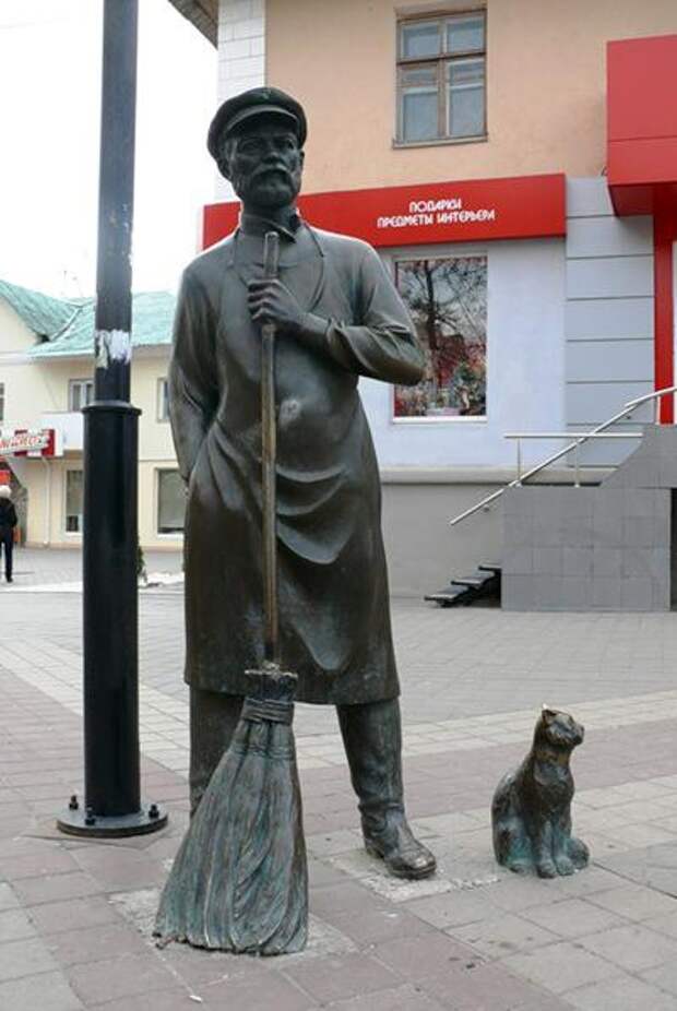 Дворник и кот, Белгород, Россия. Дворник и кот, Белгород, Россия.