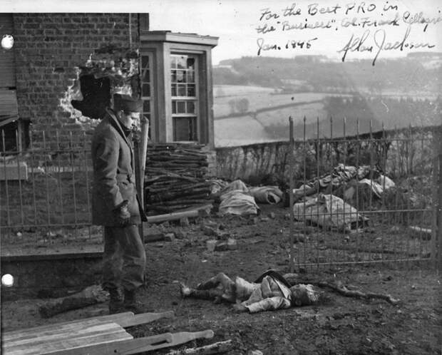 64. Американский солдат возле тел убитых немцами мирных жителей. Ставело, Бельгия, январь 1945-го года ВОВ 1941-1945, вмв, война
