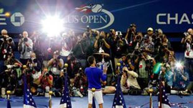 13 сентября. Нью-Йорк. Серб Новак ДЖОКОВИЧ с призом победителю US Open.