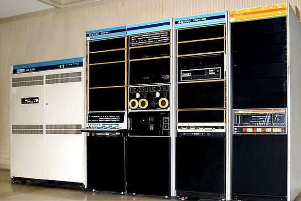 Компьютер Vax 11/780 (слева), представленный корпорацией DEC в 1977 году. Справа — несколько мини-ЭВМ серии PDP