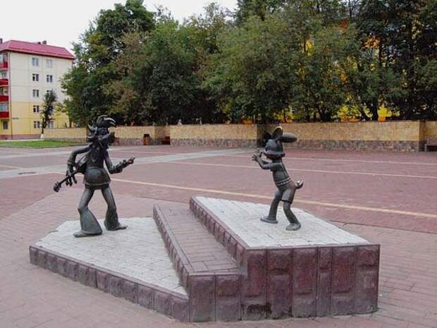 Памятник героям мультфильмов. Памятник героям мультфильмов. Памятник винни пуху и пятачку. Памятники литературным героям буратино. Памятник героям мультфильмов.