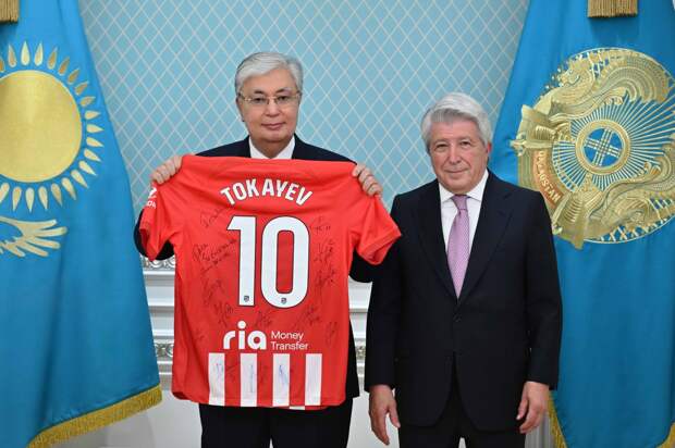 Президент Казахстана Токаев получил футболку «Атлетико» в подарок от главы клуба. Они обсудили открытие академии в Талгаре
