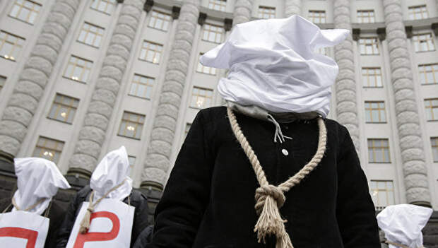 Участники демонстрации у здания правительства Украины в Киеве. 23 декабря 2015 Участники демонстрации у здания правительства Украины в Киеве. 23 декабря 2015