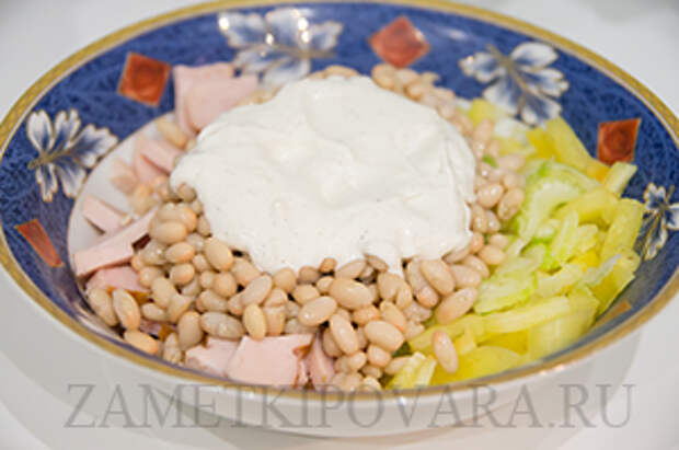 Салат из копченой курицы с фасолью