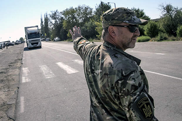 Активист останавливается грузовик вблизи села Чонгар, в Херсонской области, прилегающей к Крыму, Украине, 20 сентября