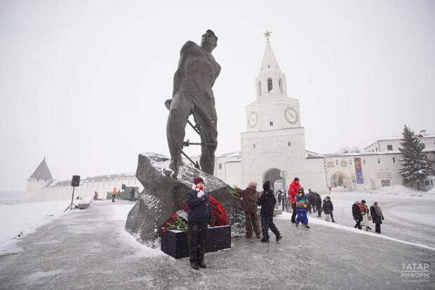 Рөстәм Миңнеханов Муса Җәлил һәйкәленә чәчәкләр салды