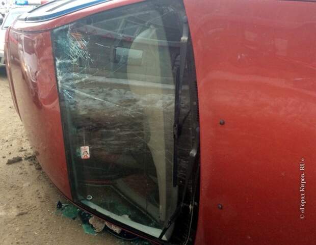 В Кирове Lada Kalina упала с эвакуатора на припаркованный Jaguar В Кирове Lada Kalina упала с эвакуатора на припаркованный Jaguar jaguar, kalina, лада, эвакуатор