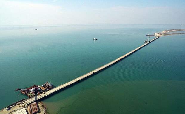 Первый мост на подступах к Крыму заработал