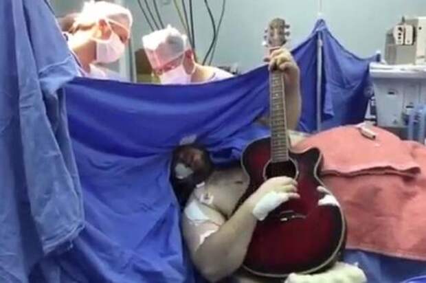 Операция на мозге играющего на гитаре пациента А это кажется и вовсе невероятным! Ровно неделю назад хирургам из больницы Носа-Сеньора-да-Консейсан в Санта-Катарина в Бразилии пришлось удалять опухоль в мозге у 33-летнего Энтони Кулкампа Диаса. Сама процедура не сказать, что очень уж уникальная, нет.