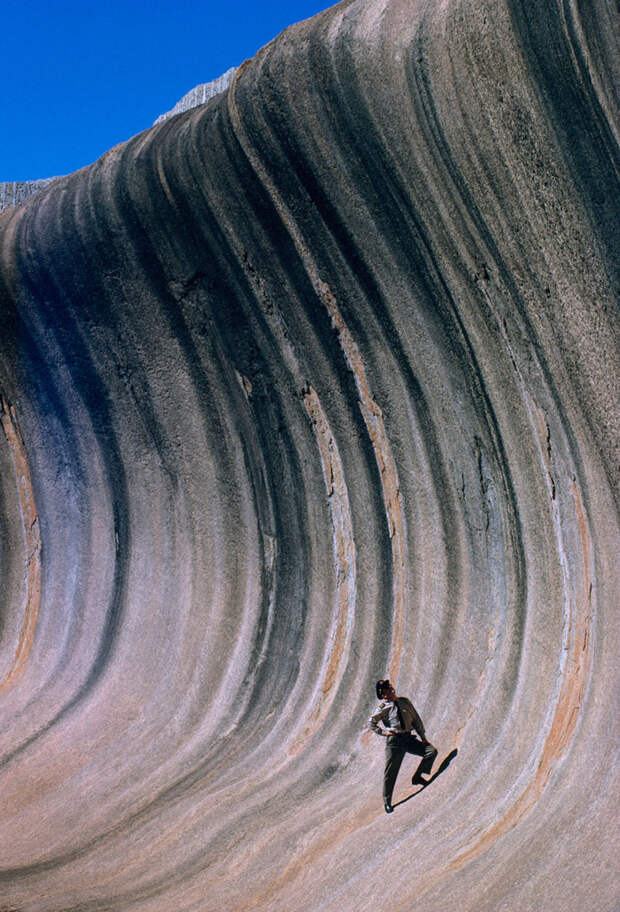 7. Каменная волна, сформированная ветром и дождем, возвышается над равниной на западе Австралии. Сентябрь 1963 national geographic, история, природа, фотография