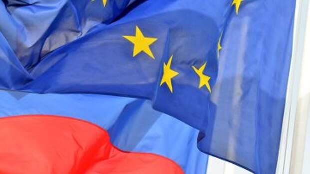 Флаги России, ЕС, Франции и герб Ниццы на набережной Ниццы. Архивное фото