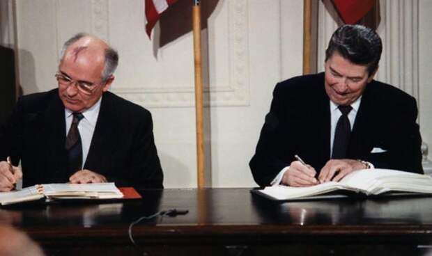 Именно из-за того, что ракеты СССР в два раза мощнее Рейган, подписывая договор, улыбается. Горбачев сдержан, поскольку оказывает услугу Белому дому. В те времена никто не мог представить, что мысль разорвать соглашения может быть подана американским президентом.
