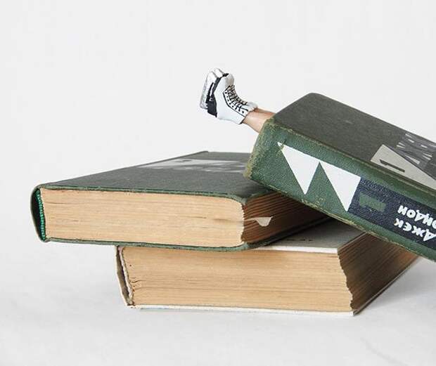 закладки в виде ног, торчащих из книги