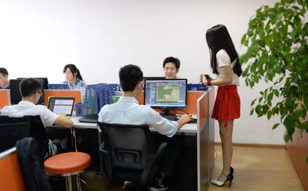 Китайские компании нанимают чирлидерш для программистов!