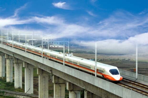THSR 700T — скоростной поезд на острове Тайвань, идущий по маршруту Тайбэй–Гаосюн. Длина этой магистрали, протянувшейся вдоль западного побережья острова, составляет 335,5 километра, и поезд преодолевает этот путь всего лишь за полтора часа